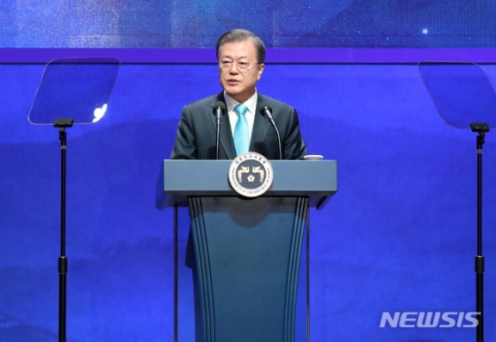 [서울=뉴시스]박영태 기자 = 문재인 대통령이 2일 오전 서울시 중구 대한상공회의소 국제회의장에서 열린 국내 각계대표 및 특별초청 인사들과의 신년 합동 인사회에 참석해 신년 인사말을 하고 있다. 2020.01.02.   since1999@newsis.com