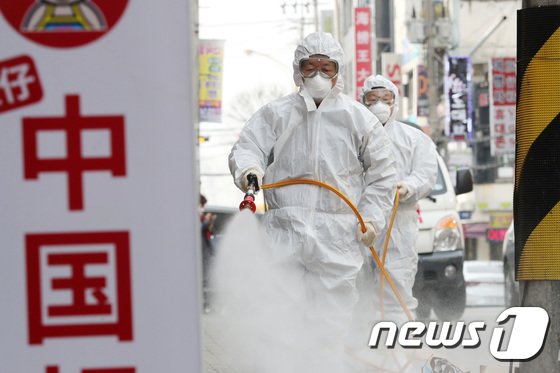 코로나19 바이러스 감염증 국내 15번째 확진자가 수원시 주민으로 확인된 이달 2일 오후 경기도 수원시 팔달구 고등동 중국인 거리에서 팔달구 보건소 관계자들이 방역을 하고 있다. /사진=뉴스1.