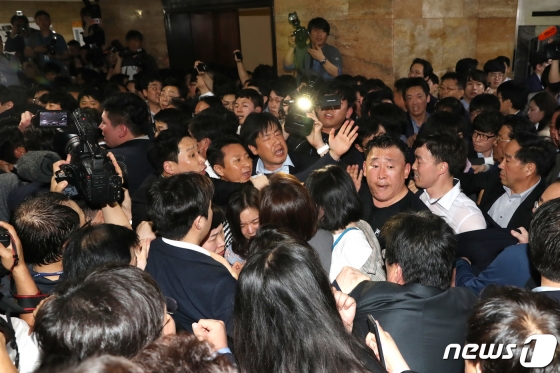 자유한국당 의원들이 25일 오후 서울 여의도 국회 의안과 앞에서 방호과 직원들과 몸싸움을 벌이고 있다. /사진=뉴스1