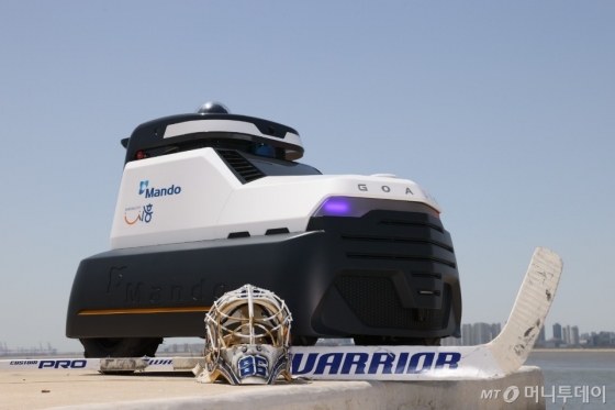 경기도 시흥 배곧신도시에 등장한 만도 자율주행 순찰 로봇 ‘골리(Goalie)’/사진제공=만도