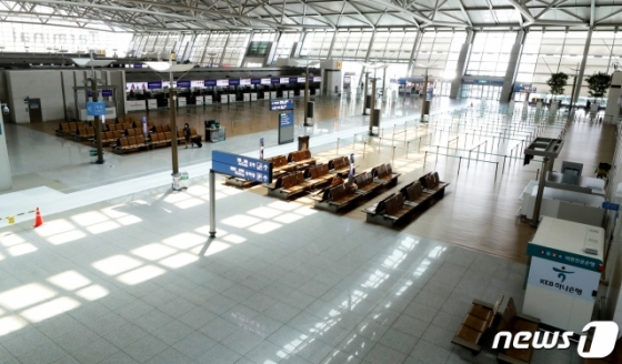 인천공항공사는 신종코로나바이러스 감염증(코로나19) 확산으로 17년만에 적자를 기록할 전망이라고 지난 23일 밝혔다. 공사에 따르면 2020년 인천공항공사의 당기순손실 규모는 163억원이다. /사진=뉴스1