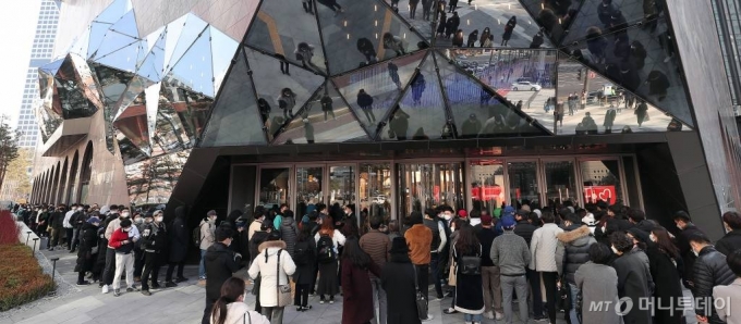 2일 오전 오픈한 경기 수원 갤러리아백화점 광교점 입구가 입장하려는 시민들로 붐비고 있다. / 사진=수원(경기)=김창현 기자 chmt@