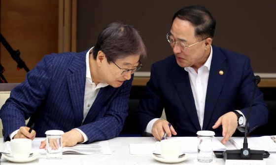 홍남기 경제부총리 겸 기획재정부 장관(오른쪽)과 윤부근 삼성전자 부회장이 4일 오후 서울 중구 대한상공회의소에서 열린 '하반기 경제정책방향 기업인 간담회'에서 이야기를 하고 있다. / 사진=이기범 기자 leekb@