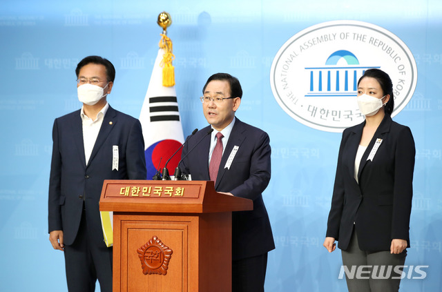 [서울=뉴시스]김선웅 기자 = 주호영 미래통합당 원내대표가 2일 오후 서울 여의도 국회 소통관에서 추미애 법무부장관 해임요구와 관련해 긴급 기자회견을 하고 있다. 2020.07.02.   mangusta@newsis.com