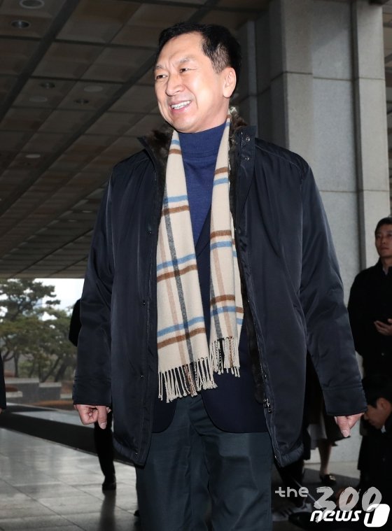 서울=뉴스1) 박정호 기자 = 청와대 하명수사 의혹을 제기한 김기현 전 울산시장이 지난달 30일 오후 참고인 조사를 위해 서울 서초동 서울중앙지방검찰청에 출석하고 있다.2019.12.30/뉴스1 <저작권자 © 뉴스1코리아, 무단전재 및 재배포 금지>