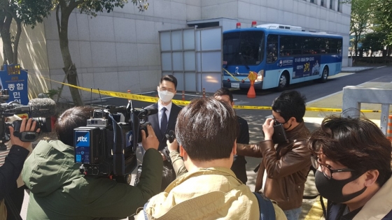 고유정 현 남편(사망한 고유정 의붓아들 아버지) 홍모씨가 22일 법정 앞 취재진들에게 "1심 판결에서 아들의 사망에 대해 무죄를 선고한 것은 잘못됐다"며 "항소심에선 유죄로 판결되기를 바란다"고 했다./사진=유동주