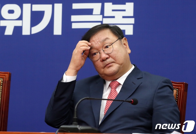 김태년 더불어민주당 원내대표가 3일 오전 서울 여의도 국회에서 열린 최고위원회의에 참석해 생각에 잠겨 있다. /사진=뉴스1.