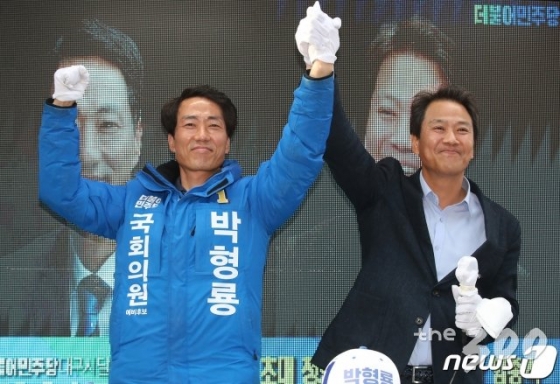 (대구=뉴스1) 공정식 기자 = 임종석 전 대통령 비서실장이 13일 오후 대구 달성군 유가읍에서 열린 더불어민주당 달성군 박형룡 후보 선거유세장을 찾아 지지를 호소하고 있다. 2020.4.13/뉴스1