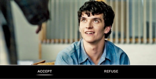 넷플릭스가 공개한 인터랙티브 영화 '블랙미러: 밴더스내치'. 화면 하단에 시청자들이 선택해야 하는 옵션이 표시되고 있다. /넷플릭스 제공