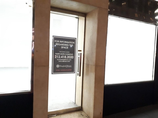 맨해튼 매디슨애비뉴 인근 53스트리트에도 임대인을 찾는 ‘For information regarding this space’ 문구가 붙었다./유윤정 기자