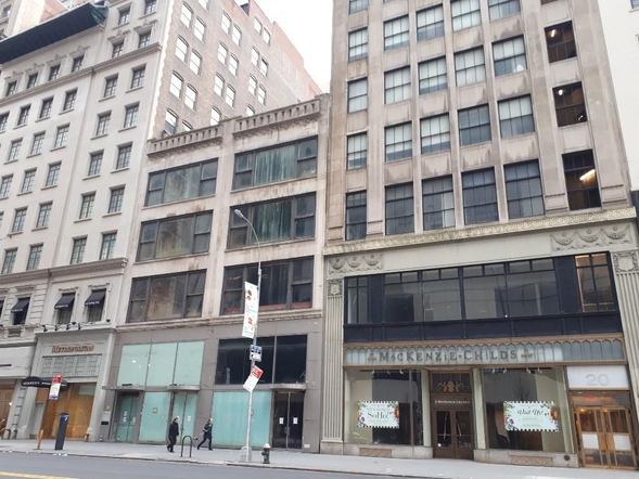 맨해튼 5번가 57스트리트. 클럽모나코 등을 비롯해 인근에 있는 매장들이 새로운 주인을 찾지 못한채 모두 비어있다./유윤정 기자