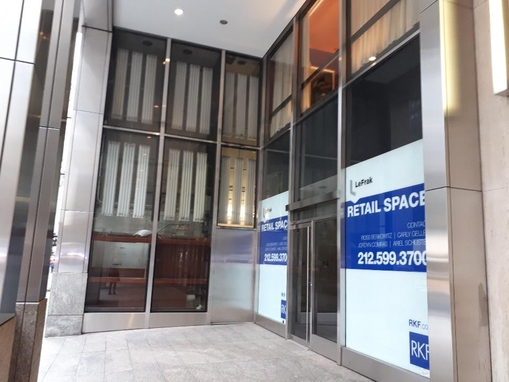 맨해튼 5번가 57스트리트 인근에 매장 임대를 알리는 부동산 문구가 붙어있다./유윤정 기자