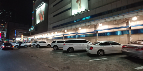 지난해까지만 해도 만차(30대)를 기록했던 주차장은 텅텅 비었다. 밤10시가 넘은 시각이지만, 주차장의 3분의 1만 차있었다./ 안소영 기자