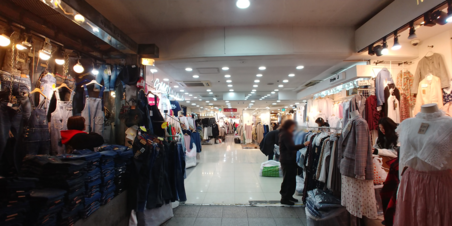 밤 10시가 넘었지만, 동대문 도매시장은 한산했다. 짐을 들여놓는 시장 직원들만 발 빠르게 움직였다./안소영 기자