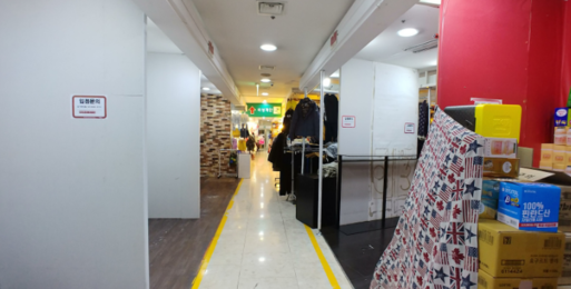 밀리오레 지하 1층. 임부복, 아동복 매장 입구는 절반 가까이 공실이었다. 편의점 물품이 가득 놓여있다./ 안소영 기자