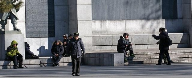 서울 종로구 탑골공원에 노인들이 앉아 대화를 나누고 있다./성형주 기자