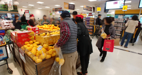 용산 이마트 과일 코너. 벌크 상태로 파는 과일을 골라 담을 때에는 비닐봉투 사용이 가능하지만, 한번에 2~3장을 뜯어가는 등 과하게 소비하는 손님도 많았다./ 안소영 기자