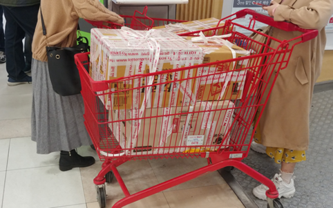 비닐봉투가 사라지자 박스를 택한 관광객들. 상품을 포장하는 박스 코너에는 열댓명이 몰려 박스를 싸맸다./안소영 기자