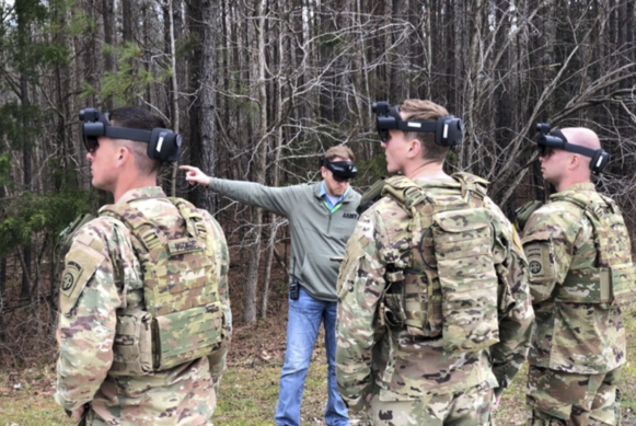 CNBC는 미 국방부가 버지니아주 군사 기지 안에서 마이크로소프트의 홀로렌즈2에 기반한 전투용 MR헤드셋을 이용한 훈련을 일부 공개했다고 최근 보도했다./사진=미 국방부