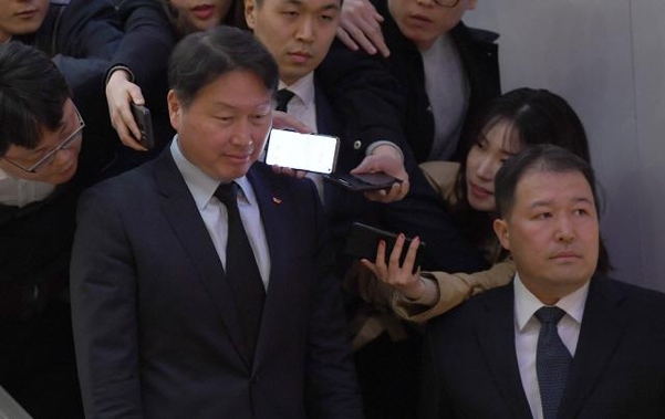 최태원 SK그룹 회장이 지난 12일 조양호 한진그룹 회장 빈소에서 조문을 마친 후 기자들의 질문을 받고 있다. 그는 아시아나항공 인수 의사를 묻는 질문에 대해 아무런 답을 하지 않았다. /연합뉴스