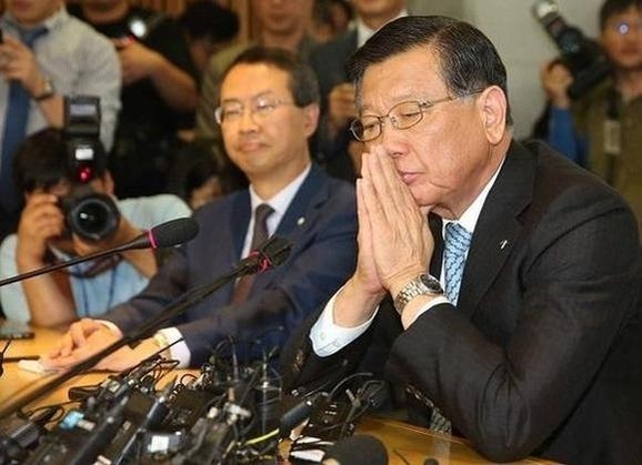 지난해 7월 기자회견 당시 생각에 잠긴 박삼구 금호아시아나그룹 회장. /김연정 객원기자