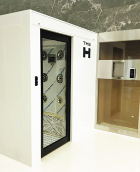 현대건설이 미세 먼지를 털어낼 수 있도록 아파트 출입구 공동 현관에 설치 예정인 ‘에어샤워부스’. /현대건설·GS건설