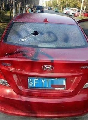 제네시스는 사드 배치 후 부진에 빠진 현대차의 중국 판매를 회복시키는데 큰 역할을 할 것으로 기대를 모은다. 사진은 2017년 사드 보복 당시 중국에서 파손된 현대차 차량. /웨이보