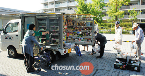 17일 오후 도쿄도 다마(多摩)시 나가야마(永山) 지구의 한 아파트 단지 주민들이 게이오전철의 ‘이동 판매 트럭’에서 물건을 사고 있다. 걸어서 10여 분 거리에 대형 마트가 있지만 아파트 단지가 언덕 위에 있어 노인들이나 어린 자녀를 둔 부부들이 주로 판매 트럭을 이용한다고 한다. /최은경 특파원