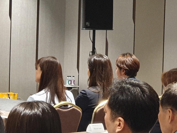 김희영(앞줄 왼쪽 두 번째) 티앤씨재단 이사장이 28일 서울 워커힐 호텔에서 열린 ‘소셜 밸류 커넥트 2019’에 참석해 세션을 듣고 있다. /조지원 기자