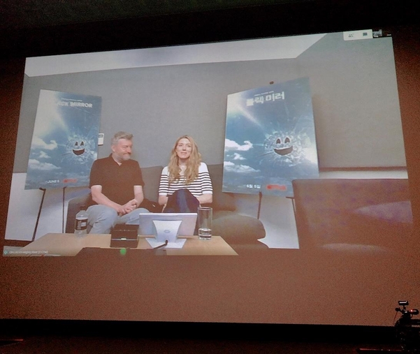 7일 서울 용산CGV에서 열린 ‘블랙 미러 라이브 컨퍼런스’에서 찰리 브루커와 애나벨 존스가 취재진의 질문에 답하고 있다. /박원익 기자