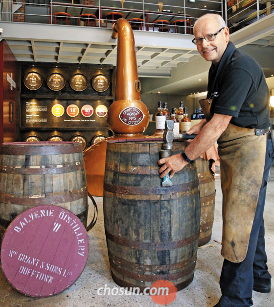 50년 경력의 오크통 제작 장인 이언 맥도널드씨가 13일 서울 성수동 한 카페에서 싱글몰트 위스키 발베니의 오크통 제작 과정을 시연했다. /김연정 객원기자