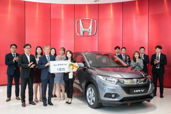 도요타, 혼다, 닛산 등 국내에 진출한 일본 자동차 업체들은 이번 일본의 경제제재 조치로 판매량이 감소할 가능성에 대해 우려하고 있다. 사진은 지난달 혼다가 국내 HR-V 1호차 구매 고객을 대상으로 차량 전달식을 진행하는 모습/혼다코리아 제공