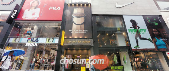 지난 25일 서울 중구 명동 중앙로에 '휠라'(왼쪽) 매장이 문을 열고 신발 등을 판매하기 시작했다. 얼마 전까지 화장품 로드숍이 있던 자리다. 한 건물 건너 스포츠 브랜드 나이키 매장이 보인다. 업계에선 "화장품이 먹여 살리던 서울 핵심 상권을 신발이 접수하고 있다"는 얘기가 나오고 있다. /김연정 객원기자