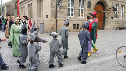 연극이 끝나면 알록달록한 복장의 피리 부는 사나이를 선두로 쥐 복장을 한 아이들과 시민들이 뒤를 따른다./사진=손관승