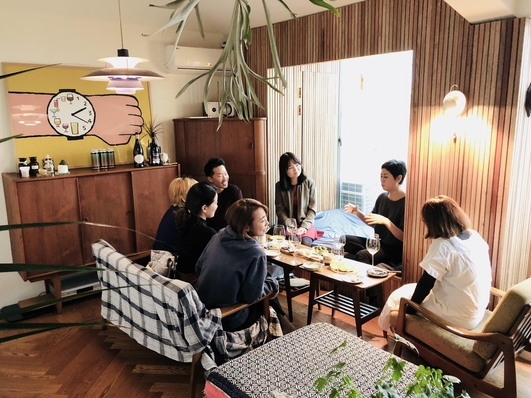 취향 기반 여행 서비스 ‘남의집’ 모임에 참석한 손님들. /카카오벤처스 제공