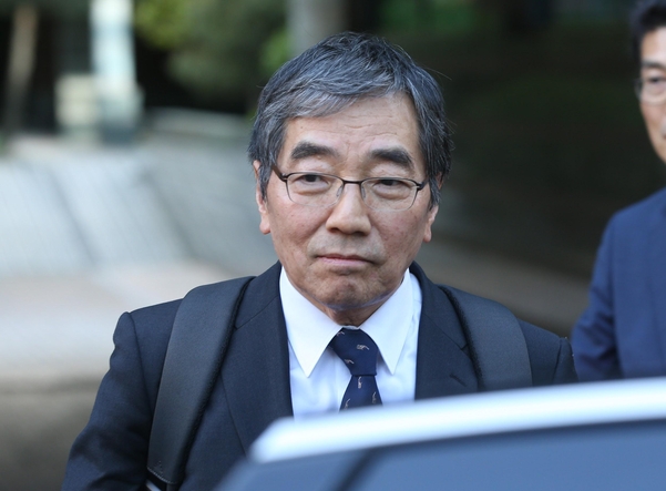 윤석헌 금융감독원장은 은행권의 KPI제도가 과당 경쟁을 유발한다며 개선을 요구해왔다./조선DB