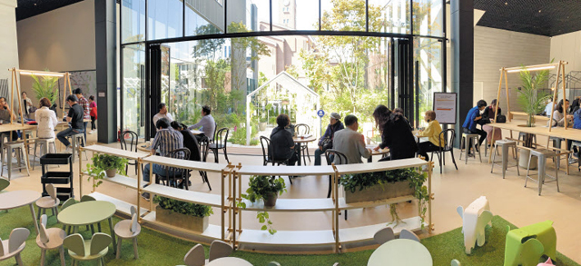 지난 5월 분양한 경기 성남 중원구 ‘e편한세상 금빛 그랑메종’ 모델하우스는 방문객들이 대기하는 공간의 한쪽 벽 전면을 대형 유리창으로 내고 작은 정원을 조성해 카페 같은 분위기를 연출했다. /대림산업·현대건설