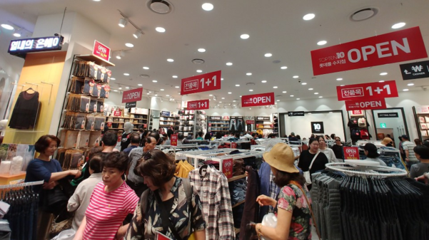 30일 롯데몰 수지에 개장한 탑텐은 손님들로 발디딜 틈이 없었다. 50명 이상의 손님이 계산대부터 매장 끝까지 줄을 섰다./ 안소영 기자