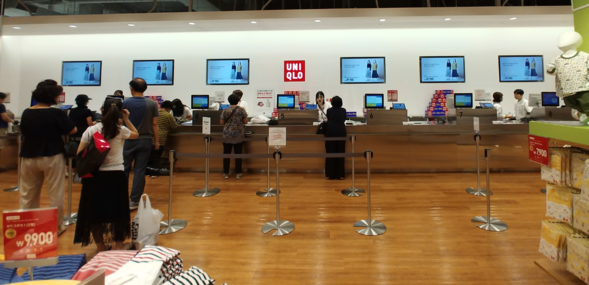 유니클로 계산대에는 손님이 10명 정도가 서있었다. 이에 반해 탑텐은 50여명이 계산줄을 섰다./ 안소영 기자