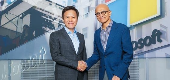 박정호(왼쪽) SK텔레콤 사장과 사티아 나델라 MS CEO가 지난 3월 만나 정보통신기술 분야에서 포괄적 협력을 하기로 합의했다. /SK텔레콤 제공