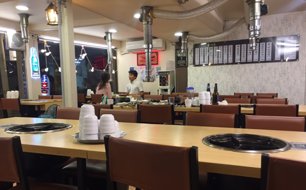 서울 종로구의 한 삼겹살집. 1층에 있는 테이블 2~3곳에만 손님이 앉아있었다./ 김세은 인턴기자