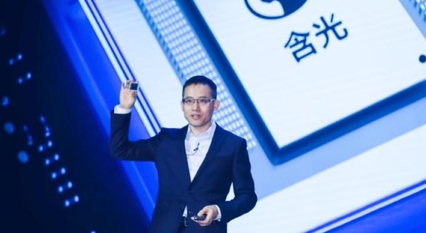 장젠펑 알리바바 CTO가 클라우드용 AI칩 한광 800을 발표하고 있다./알리바바
