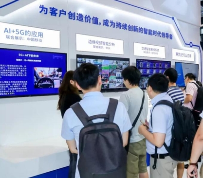 상하이에서 지난 8월 열린 세계인공지능대회에 선보인 한우지의 차세대 클라우드용 AI칩 스위앤 270을 관람객들이 둘러보고 있다. /한우지