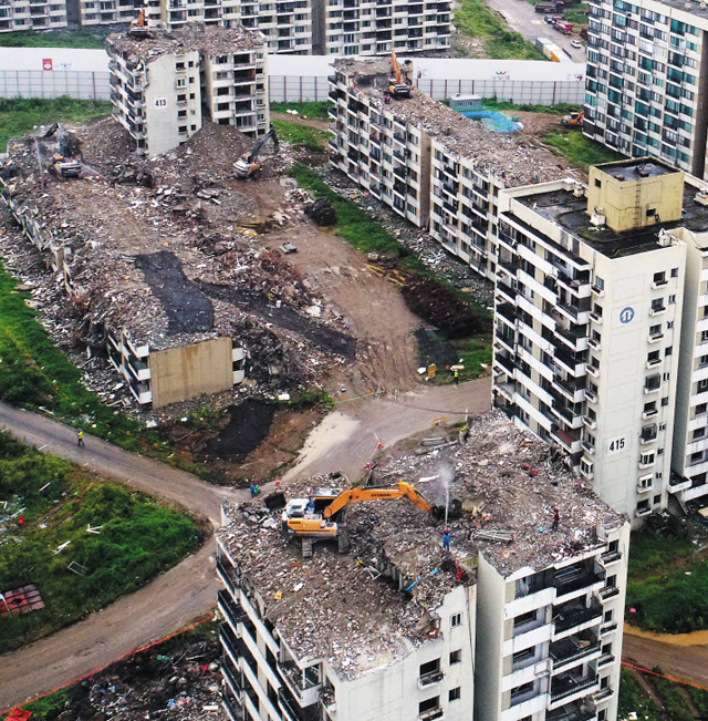 지난 8월 철거가 한창인 서울 강동구 둔촌주공아파트 단지 모습. 사업비 10조원을 들여 1만2000여 가구를 새로 짓는 역대 최대 규모 재건축 사업으로 꼽히는 둔촌주공은 민간택지 분양가 상한제 시행으로 분양에 큰 차질을 빚을 것으로 전망됐다. 하지만 정부가 1일 관리처분계획 인가를 받은 단지에 대해 상한제 적용을 6개월 유예하기로 결정하면서 내년 4월까지 입주자 모집 공고를 신청하면 상한제 대상에서 제외된다. /김연정 객원기자