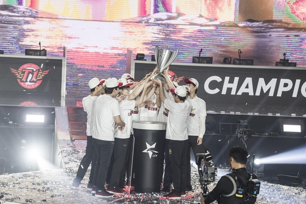 T1에는 e스포츠계 ‘메시’ ‘마이클 조던’이라 불리는 이상혁 선수(페이커) 등 스타플레이어가 활동 중이다. /SK텔레콤