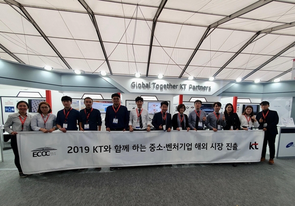 KT와 KT 협력사 관계자들이 지난 9월 25일 더블린 이씨오씨(ECOC) 전시회를 마치고 기념 촬영을 하는 모습. /KT