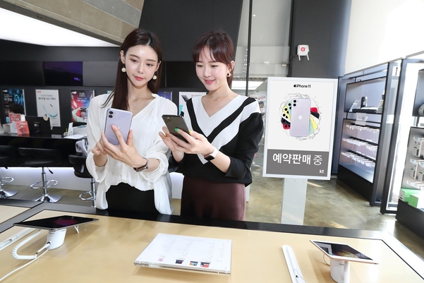KT 모델들이 아이폰11을 살펴보고 있다. /KT