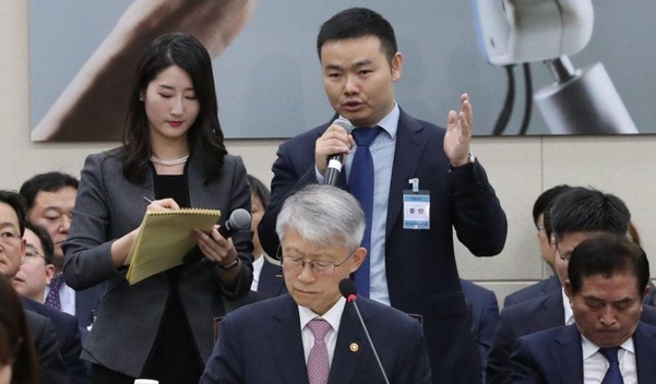 멍샤오윈 한국화웨이 지사장이 18일 오후 국회에서 열린 과방위 국정감사에 출석, 자유한국당 박대출 의원 질의에 답변하고 있다. /연합뉴스