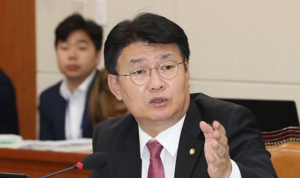 자유한국당 정용기 의원이 18일 과학기술정보방송통신위원회 국정감사에서 질의하고 있다. /연합뉴스