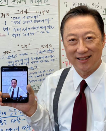 박용만 대한상공회의소 회장이 25일 자신의 페이스북에 갤럭시 폴드를 들고 있는 사진을 올렸다./박용만 페이스북 캡쳐